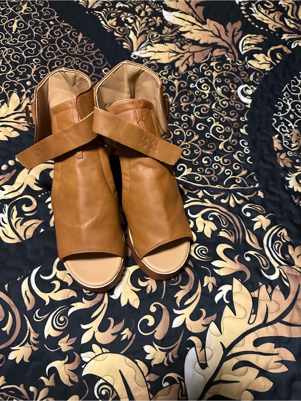 Women’s Open-Toe Ankle Strap Sandals in Cognac